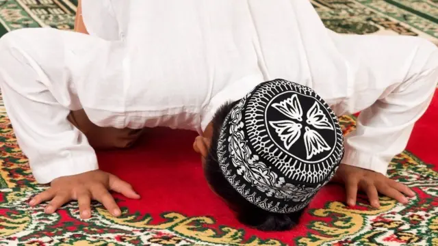 Muumini wa dini ya Kiislam akisali