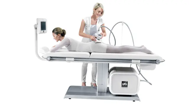 Una mujer recibiendo tratamiento contra la celulitis.