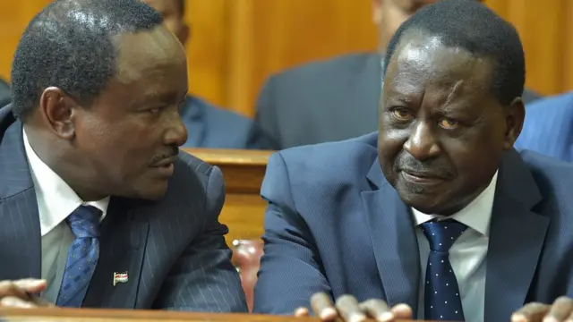 Raila akiwa mahakama kuu na mgombea mwenza Kalonzo Musyoka. Mahakama Kuu iliweka historia kwa kufuta matokeo ya uchaguzi na kuagiza marudio