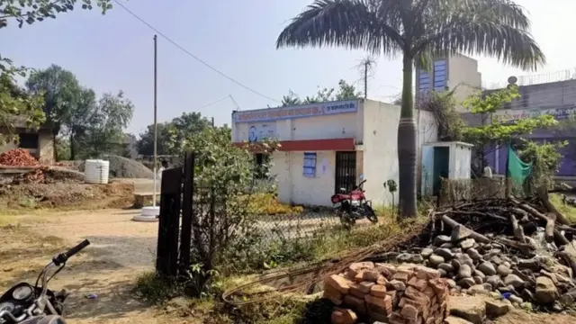 વાંદરાઓએ અનેક દિવસો સુધી લક્ષ્મણ ભગતના મકાનની છત અડિંગો જમાવ્યો હતો