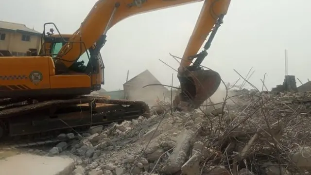 Officials dey work for di site of di building collapse