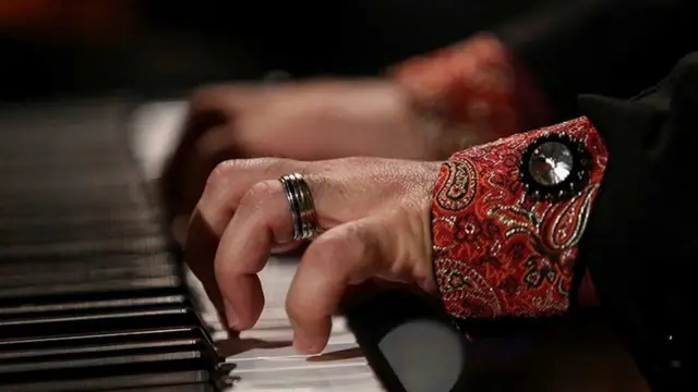 دستانی که پیانو مینوازند