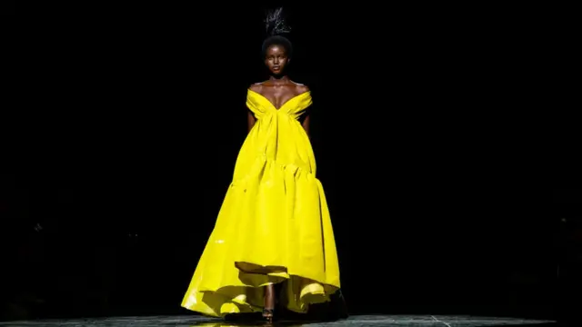 Le mannequin Adut Akech marche sur la piste du défilé de Marc Jacobs pendant la Semaine de la mode de New York le 13 février 2019 à New York City.
