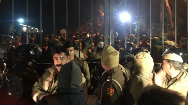 ஜே.என்.யு. பல்கலை வளாகம் முன்பு கூடி முழக்கங்களை எழுப்பும் மாணவர்கள்