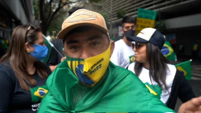 Homem com máscara verde-amarela contra covid