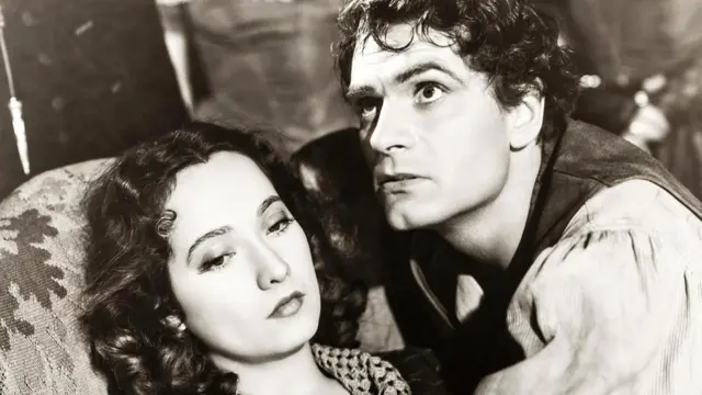 艾米莉筆下的傳奇人物希斯克里夫（圖中為奧利維爾[Laurence Olivier]版的希斯克里夫）對浪漫主義文學產生了巨大影響。