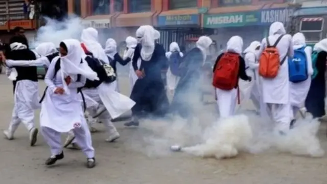 புல்வாமா தாக்குதல்: போராளிகளாக உருமாறும் மாணவர்கள் - யார் பொறுப்பு?