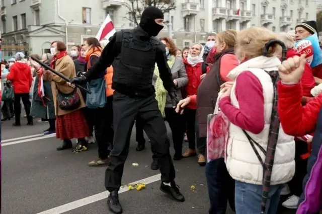 پلیس بلاروس به برخورد خصمانه علیه معترضان متهم شده است