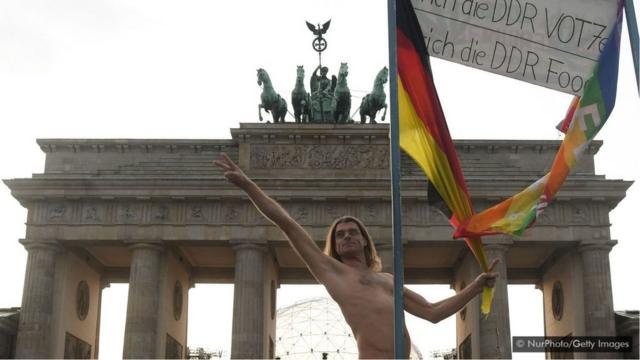 今天，德国公共场合裸体的历史传统已经培养出一种广泛的关于解放身体的开放思想。