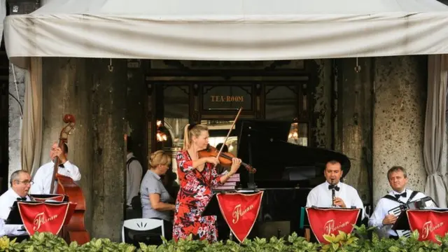Músicos en un restaurante