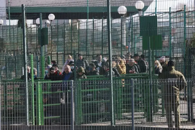Nhiều người khác xếp hàng tại cửa khẩu biên giới giữa Ukraine và Ba Lan, trong một nỗ lực để chạy trốn khỏi đất nước.