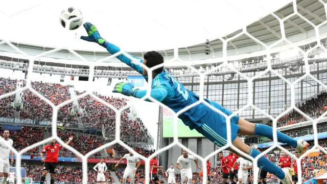 El Shenawy salva el disparod e Cavani