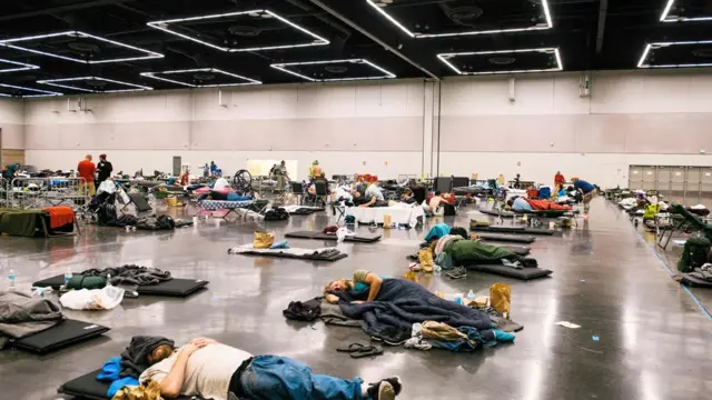 যুক্তরাষ্ট্রের বেশকিছু এলাকায় স্থানীয় বাসিন্দাদের 'কুলিং পয়েন্টে' জড়ো হতে দেখা যায়