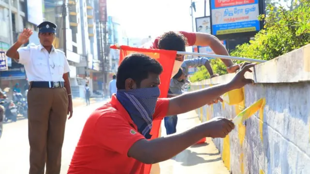 ஒரே நாளில் திருச்சியை வண்ணமயமாக்கி ஜெலிக்க செய்த இளைஞர்கள்