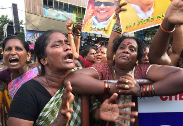 కరుణానిధి కోసం విలపిస్తున్న పార్టీ కార్యకర్తలు