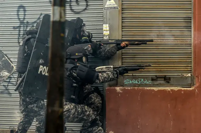 Policías ataca a manifestantes.