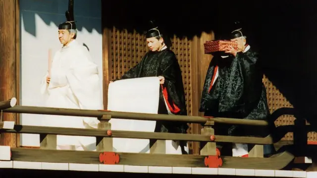 Император Акихито (слева) принимает участие в синтоистской церемонии