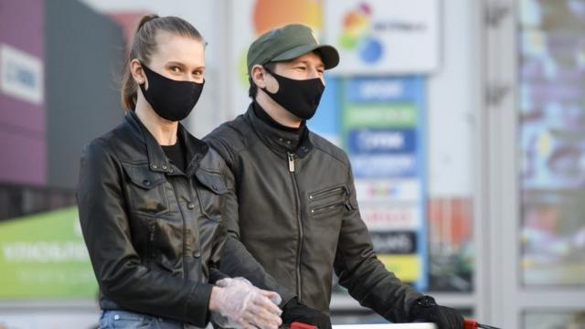 У масках - скрізь на вулиці, на в'їзді мірятимуть температуру. Нові обмеження в Києві