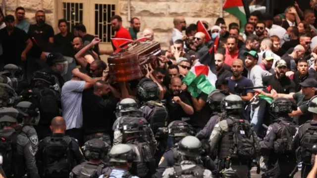 Ebu Akile'nin cenaze töreni sırasında müdahalede bulunan İsrail askerleri