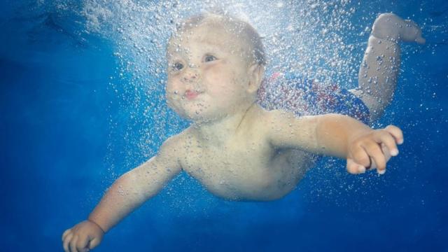 Un bebé debajo del agua