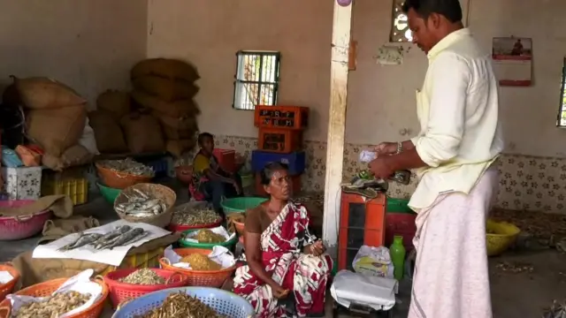 மீனவப் பெண்களின் வாழ்வாதாரமான மீன் விற்பனை தொழில் பாதிப்பு