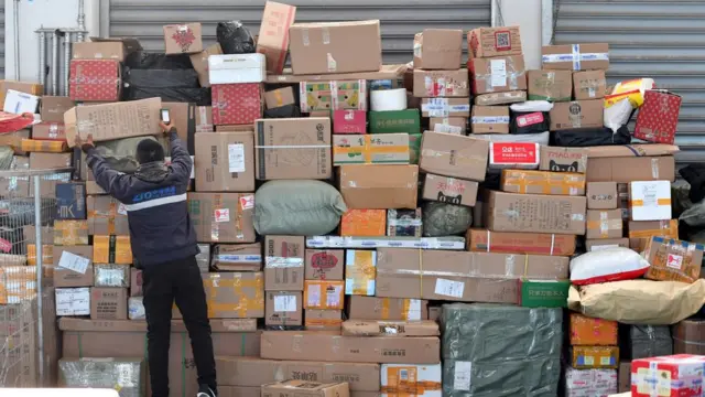 สินค้ามหาศาลที่เตรียมจัดส่ง สำหรับผู้ซื้อสินค้าในวันคนโสด ในจีน
