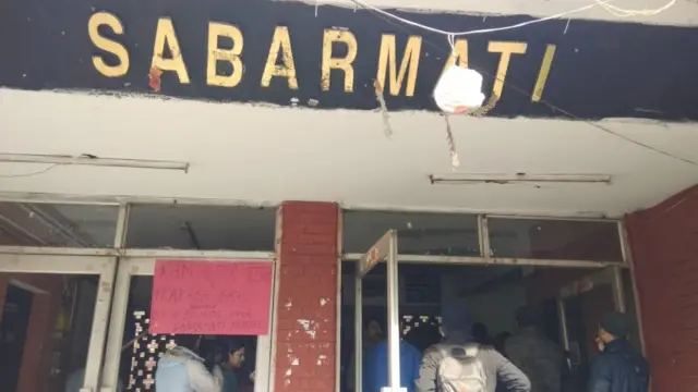 સાબરમતી હૉસ્ટેલમાં તોડફોડની તસવીર