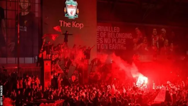 Thousands of Liverpool fans gada for Anfield to celebrate dis side first title in 30 years