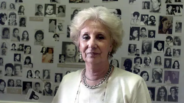 Estela de Carloto mira a la cámara fijamente.