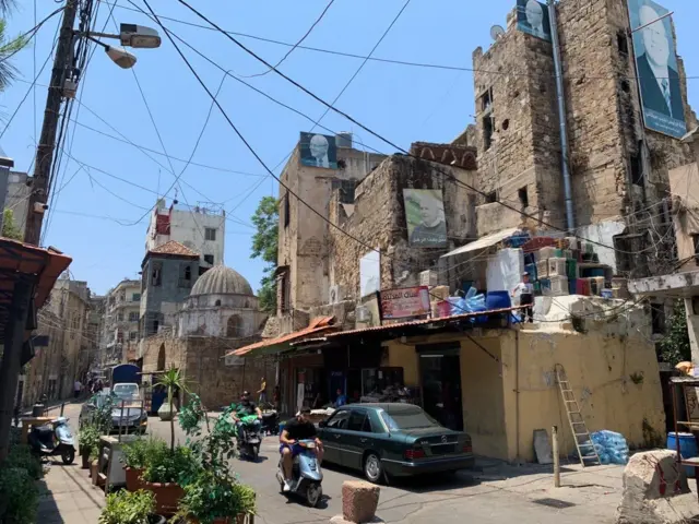 طرابلس لبنان غالبا سنىنشين است اما اين بار مهمترين حزب سنى به رهبرى سعد حريرى در ميدان نيست و بعضى مىگويند اين نفوذ حزب الله در اين مناطق را بيشتر مىكند