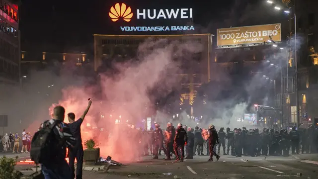 Столкновения между демонстрантами и полицейскими в Белграде