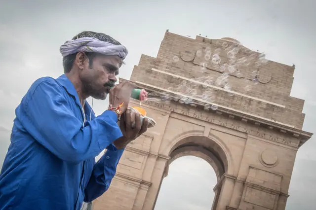 พ่อค้าขายของเล่น เป่าฟองน้ำอยู่หน้าอินเดีย เกต