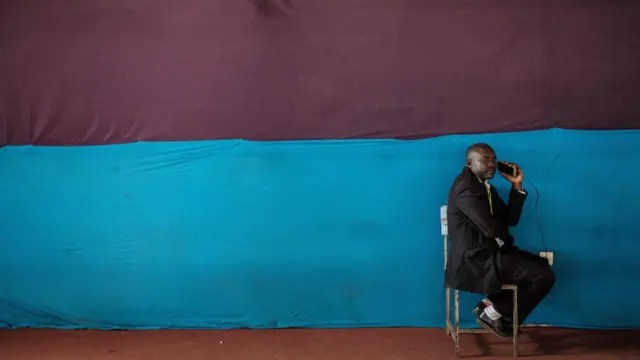 John Ngutai Muyekho oo ka socda Guddiga Doorashada. Waxay u muuqataa inuusan hawl badan qaban.