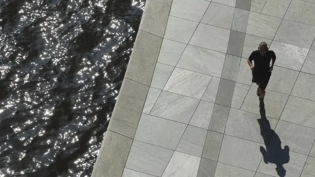 મોર્નિંગ વૉક કરતા એક વ્યક્તિ