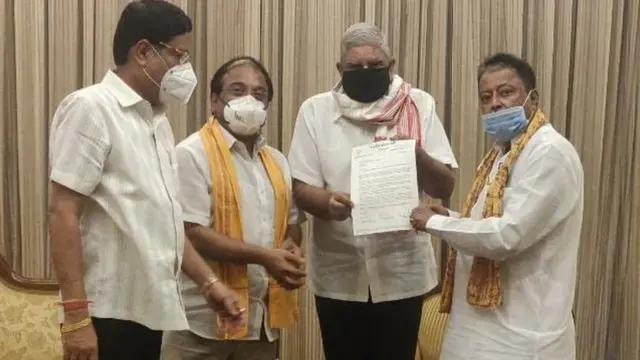 ज्ञापन लेते पश्चिम बंगाल के गवर्नर जगदीप धनखड़