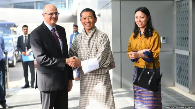 भुटानचे पंतप्रधान डॉ. लोते शेरिंग यांचं स्वागत एअरपोर्टवर करण्यात आलं.