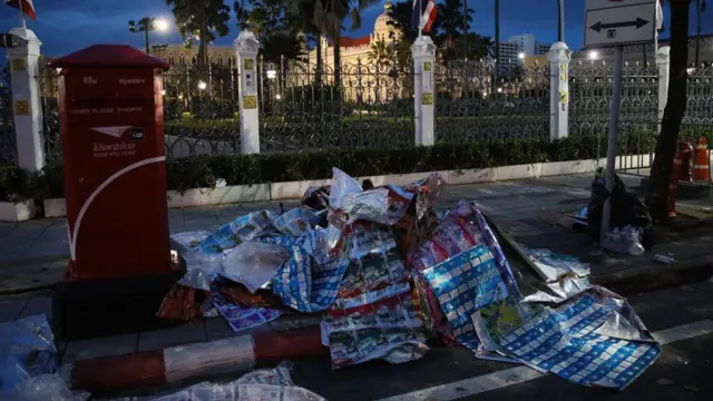 ร่องรอยที่เหลืออยู่หลังตำรวจเข้าสลายการชุมนุม