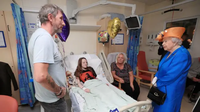 الملكة تتفقد أطفالا مصابين في المستشفى