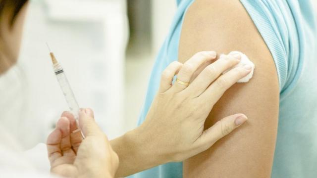 Pessoa é vacinada contra a febre amarela