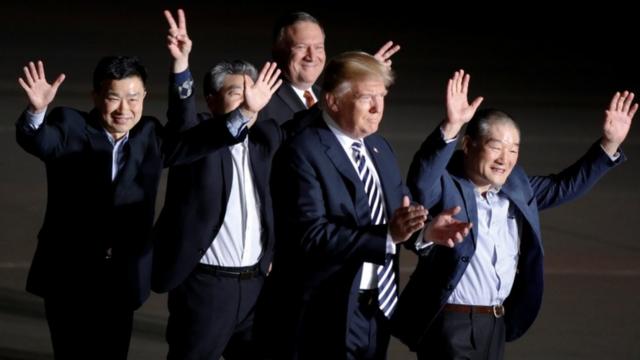 Donald Trump y Mike Pompeo dan la bienvenida a los tres estadounidenses liberados por Corea del Norte.