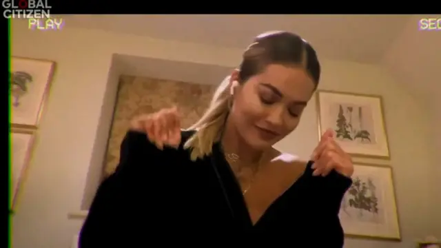 영국 가수 리타 오라는 '아이 윌 네버 렛 유 다운'을 불렀다