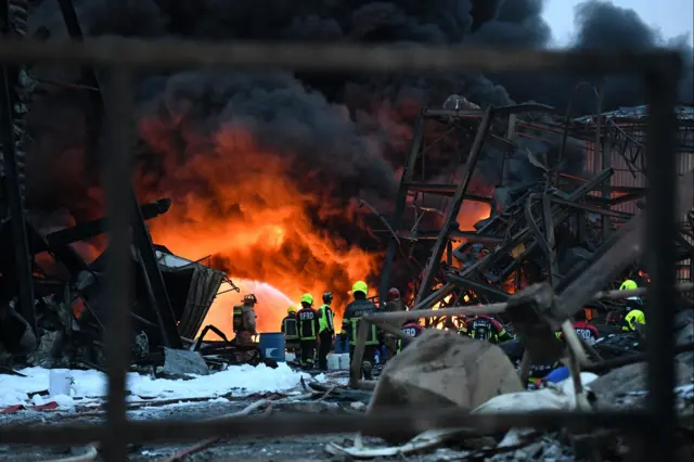 โรงงานกิ่งแก้วไฟไหม้