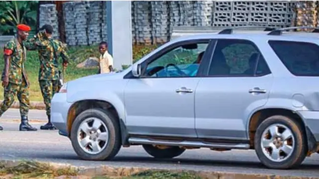 Awọn ologun n da ọkọ duro