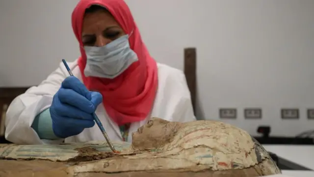 ترميم مقتنيات مقبرة الملك الشاب توت عنخ آمون
