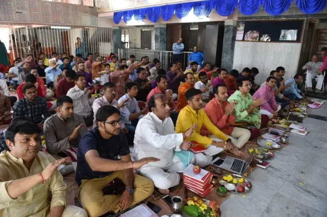 يشارك التجار الهندوس الهنود في "شوبدا بوجان" ويعني "حفل عبادة كتب الحسابات" في مهرجان الأضواء في معبد في أحمد آباد الذي يحتفل بانتصار الخير على الشر والنور على الظلام