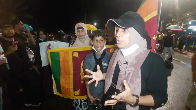 "அணியும் ஆடை முதல் அனைத்திலும் சவால், அதனால் போராட வீதியில் இறங்கிவிட்டேன்" - இலங்கை இஸ்லாமிய பெண்