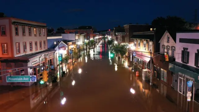 இடா சூறாவளியால் நியூ ஜெர்சியில் ஏற்பட்ட வெள்ளம்