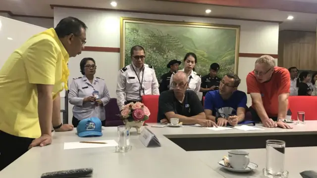 นายณรงค์ศักดิ์ โอสถธนากร ผู้ว่าราชการจังหวัดเชียงราย บรรยายสรุปให้กับคณะผู้เชี่ยวชาญจากอังกฤษก่อนเดินทางไปยังจุดเกิดเหตุ