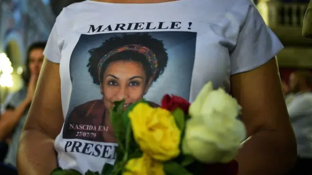Une femme porte un t-shirt portant le portrait de Marielle Franco lors d'une messe à l'occasion du premier anniversaire de son meurtre, mars 2019
