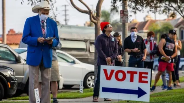 ناخبون يصطفون للتصويت في ولاية كاليفورنيا